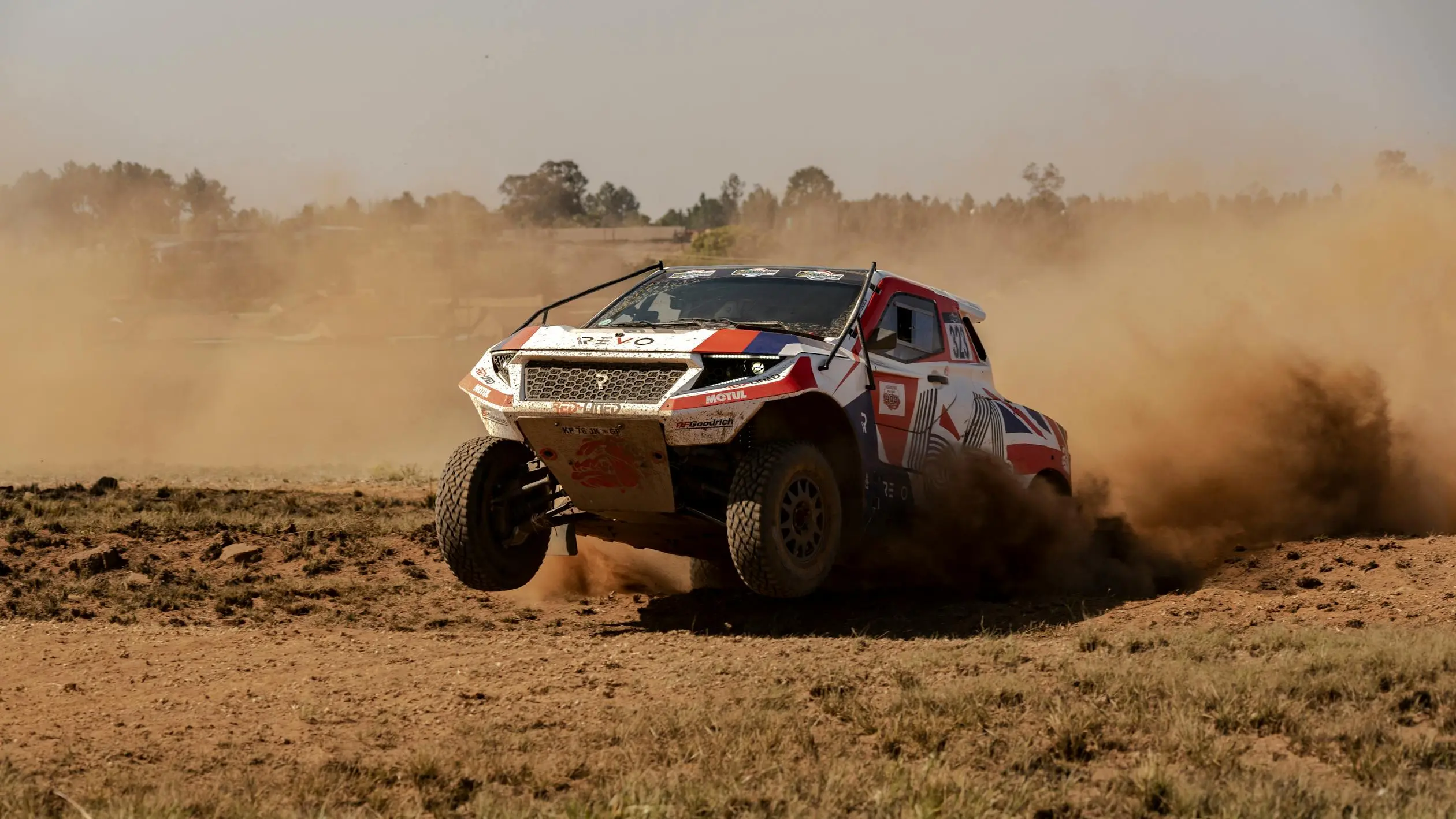 Das Auto für die Dakar-Rallye fährt mit voller Geschwindigkeit