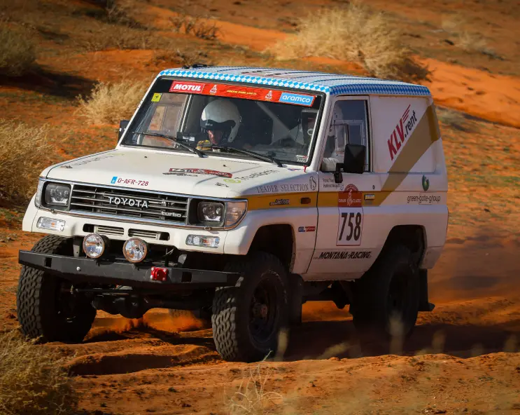 Das Dakar-Fahrzeug fährt durch die Wüste