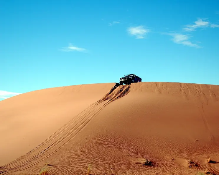 Das Dakar-Auto überquert eine Düne