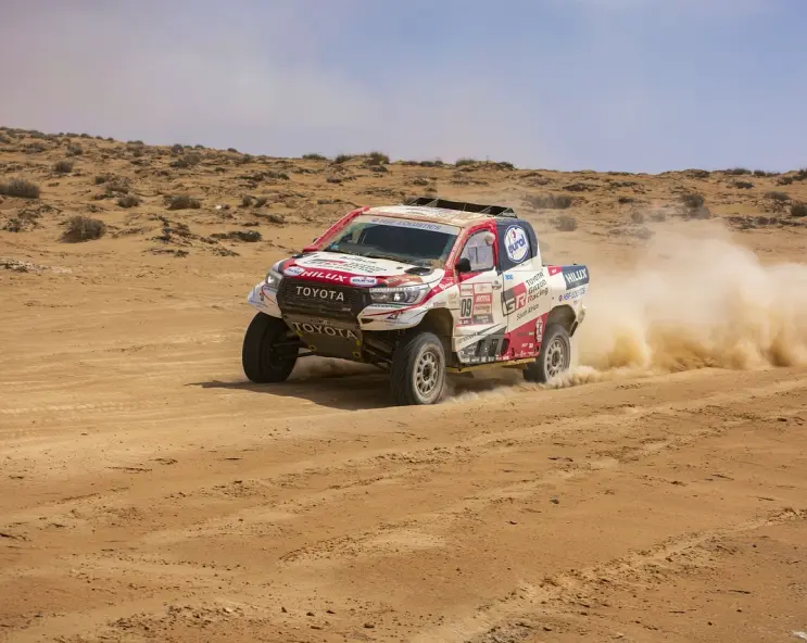 Ein Rennwagen rast durch die Wüste